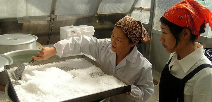 社長自ら素材をチェック　海洋深層水